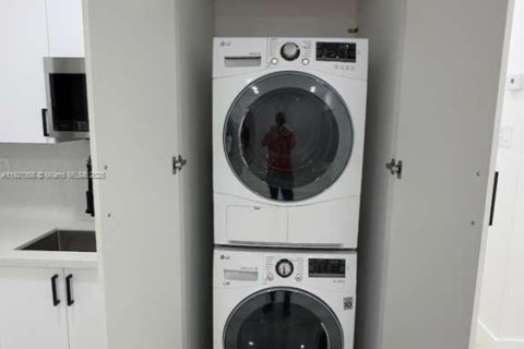 House in Miami, Florida 3 bedrooms, 160.16 sq.m. № 1975445 - photo 29