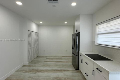 House in Miami, Florida 3 bedrooms, 160.16 sq.m. № 1975445 - photo 6