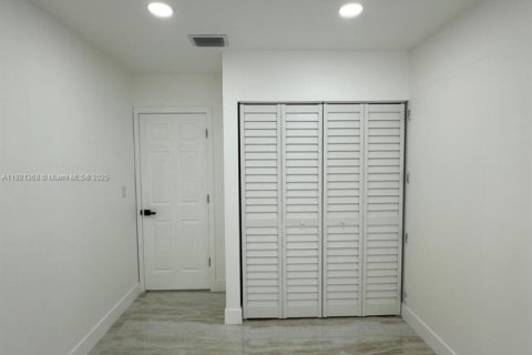 House in Miami, Florida 3 bedrooms, 160.16 sq.m. № 1975445 - photo 17