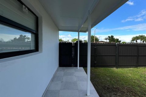 House in Miami, Florida 3 bedrooms, 160.16 sq.m. № 1975445 - photo 30