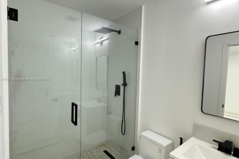 House in Miami, Florida 3 bedrooms, 160.16 sq.m. № 1975445 - photo 21