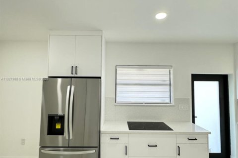 House in Miami, Florida 3 bedrooms, 160.16 sq.m. № 1975445 - photo 7