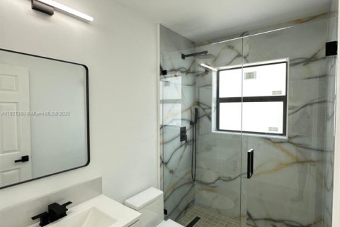 House in Miami, Florida 3 bedrooms, 160.16 sq.m. № 1975445 - photo 20