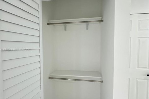 House in Miami, Florida 3 bedrooms, 160.16 sq.m. № 1975445 - photo 28