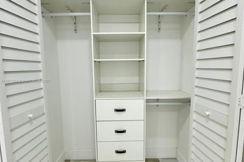 House in Miami, Florida 3 bedrooms, 160.16 sq.m. № 1975445 - photo 25