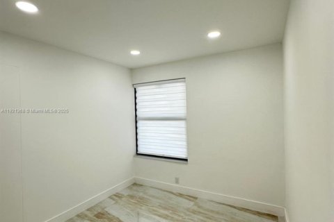 House in Miami, Florida 3 bedrooms, 160.16 sq.m. № 1975445 - photo 18