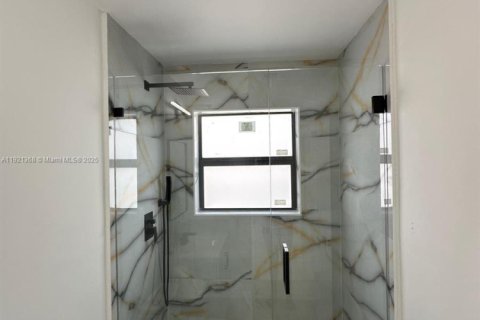 House in Miami, Florida 3 bedrooms, 160.16 sq.m. № 1975445 - photo 24