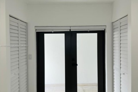 House in Miami, Florida 3 bedrooms, 160.16 sq.m. № 1975445 - photo 13