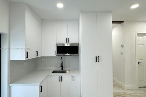 House in Miami, Florida 3 bedrooms, 160.16 sq.m. № 1975445 - photo 8