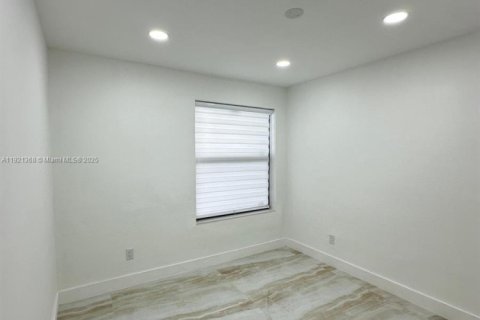 House in Miami, Florida 3 bedrooms, 160.16 sq.m. № 1975445 - photo 15
