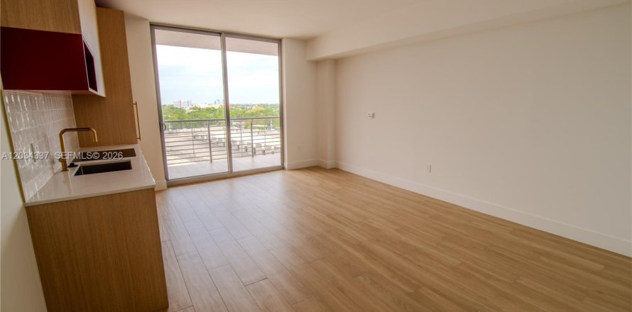 Estudio en el Condominio en Miami, Florida  № 2337910