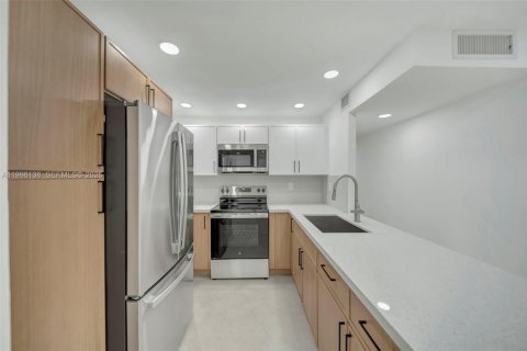 Снять в аренду кондоминиум в Майами, Флорида 2 спальни, 83.61м2, № 2060435 - фото 2