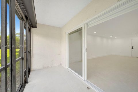 Снять в аренду кондоминиум в Майами, Флорида 2 спальни, 83.61м2, № 2060435 - фото 18