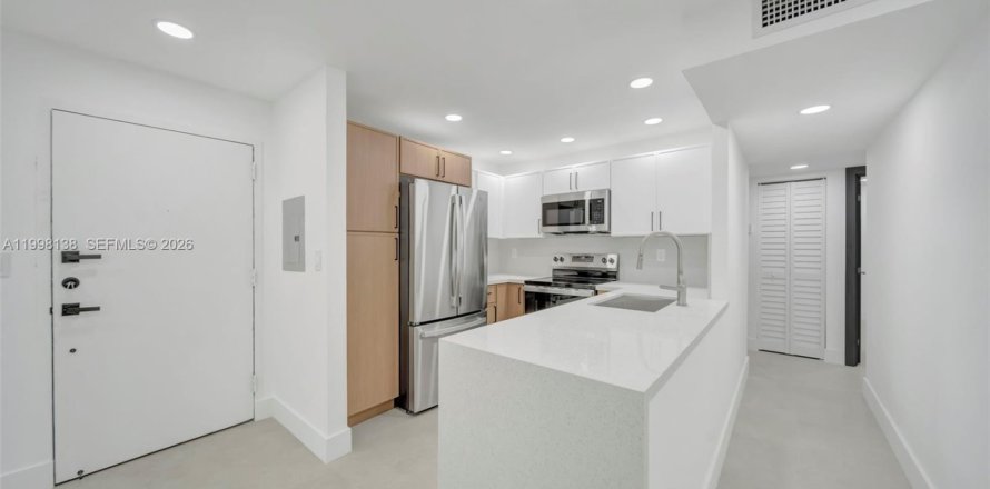 Кондоминиум с 2 спальнями в Майами, Флорида № 2060435