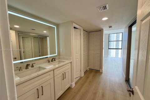 Condominio en venta en Aventura, Florida, 2 dormitorios, 121.98 m2 № 1981704 - foto 10