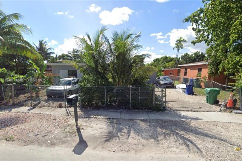 House in Miami, Florida 3 bedrooms, 127.28 sq.m. № 2013399