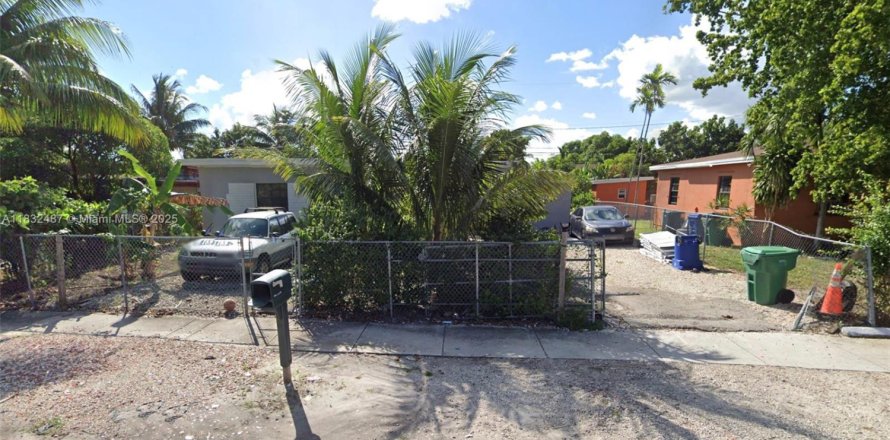 House in Miami, Florida 3 bedrooms, 127.28 sq.m. № 2013399
