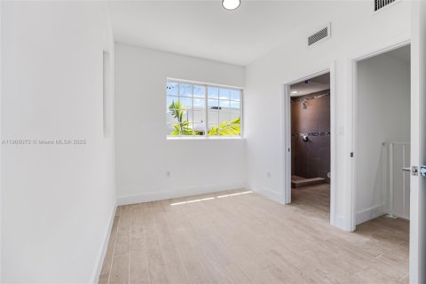 Снять в аренду квартиру в Майами-Бич, Флорида 1 спальня, 88.26м2, № 1955249 - фото 15