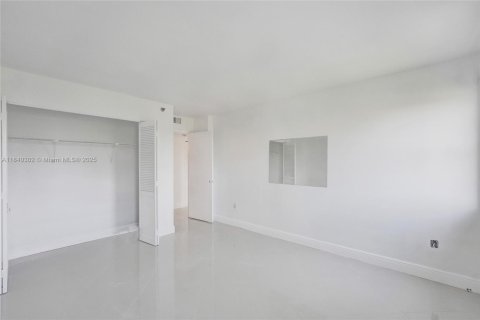 Condo in Hollywood, Florida, 3 bedrooms № 1834055 - photo 25