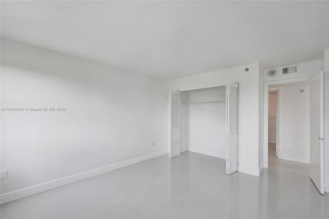 Condo in Hollywood, Florida, 3 bedrooms № 1834055 - photo 24