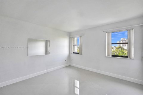 Condo in Hollywood, Florida, 3 bedrooms № 1834055 - photo 13