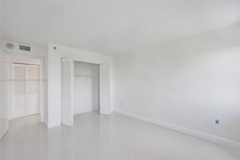 Condo in Hollywood, Florida, 3 bedrooms № 1834055 - photo 12