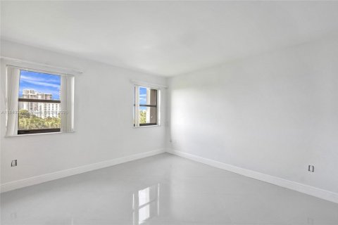 Condo in Hollywood, Florida, 3 bedrooms № 1834055 - photo 11