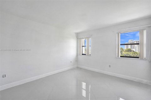Condo in Hollywood, Florida, 3 bedrooms № 1834055 - photo 23