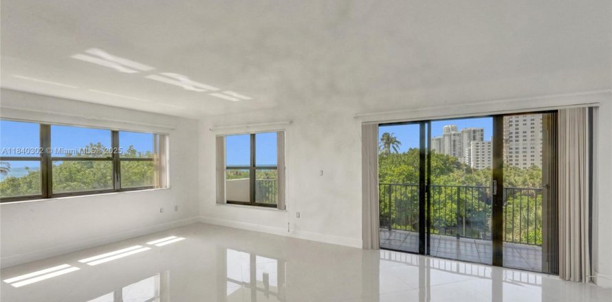 Condo in Hollywood, Florida, 3 bedrooms № 1834055