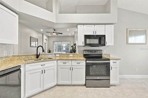 House in Lutz, Florida 4 bedrooms, 216.28 sq.m. № 2428888 - photo 29