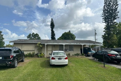 House in Lehigh Acres, Florida 2 bedrooms № 1799071 - photo 1