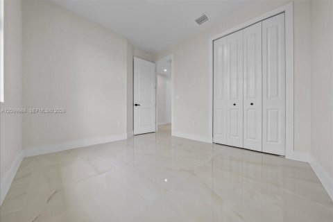 Villa ou maison à vendre à Lehigh Acres, Floride: 3 chambres, 118.73 m2 № 2397949 - photo 5