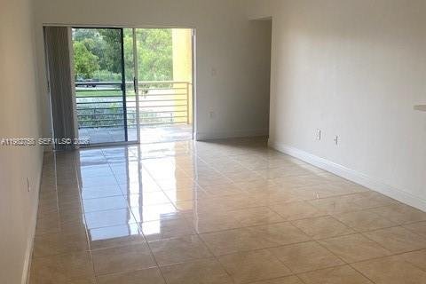 Condominio en alquiler en Miami, Florida, 2 dormitorios, 99.13 m2 № 2049258 - foto 2