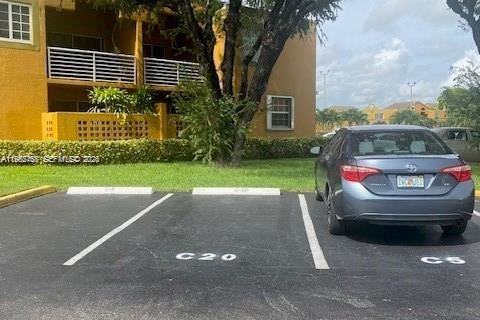 Condominio en alquiler en Miami, Florida, 2 dormitorios, 99.13 m2 № 2049258 - foto 4