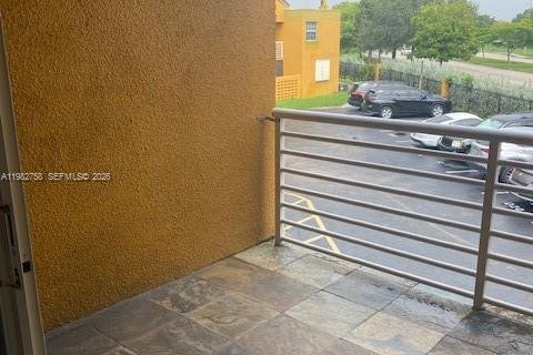 Condominio en alquiler en Miami, Florida, 2 dormitorios, 99.13 m2 № 2049258 - foto 3