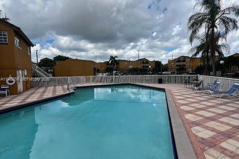 Condominio en alquiler en Miami, Florida, 2 dormitorios, 99.13 m2 № 2049258 - foto 15