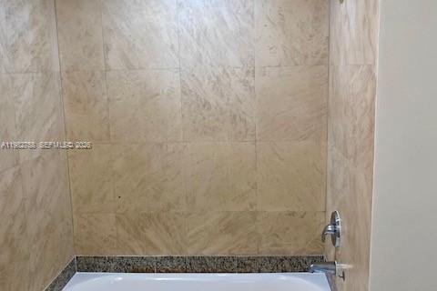 Condominio en alquiler en Miami, Florida, 2 dormitorios, 99.13 m2 № 2049258 - foto 7