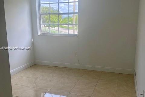 Condominio en alquiler en Miami, Florida, 2 dormitorios, 99.13 m2 № 2049258 - foto 10