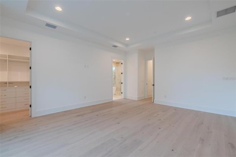 House in Tampa, Florida 5 bedrooms, 385.73 sq.m. № 2218190 - photo 28