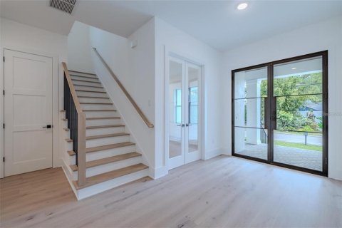 House in Tampa, Florida 5 bedrooms, 385.73 sq.m. № 2218190 - photo 13