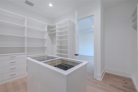 House in Tampa, Florida 5 bedrooms, 385.73 sq.m. № 2218190 - photo 24
