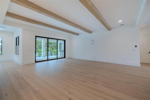 House in Tampa, Florida 5 bedrooms, 385.73 sq.m. № 2218190 - photo 12