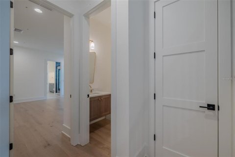 House in Tampa, Florida 5 bedrooms, 385.73 sq.m. № 2218190 - photo 29