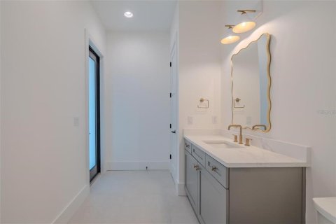 House in Tampa, Florida 5 bedrooms, 385.73 sq.m. № 2218190 - photo 30