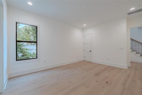 House in Tampa, Florida 5 bedrooms, 385.73 sq.m. № 2218190 - photo 17