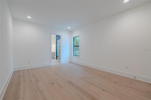 House in Tampa, Florida 5 bedrooms, 385.73 sq.m. № 2218190 - photo 16