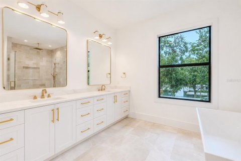 House in Tampa, Florida 5 bedrooms, 385.73 sq.m. № 2218190 - photo 20