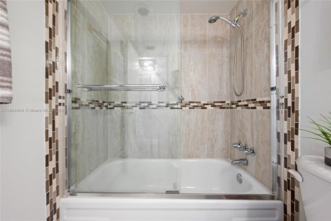 Condominio en venta en Pembroke Pines, Florida, 2 dormitorios, 107.77 m2 № 1957159 - foto 15