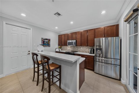 Townhouse in Pembroke Pines, Florida 3 bedrooms, 215.53 sq.m. № 2382819 - photo 12