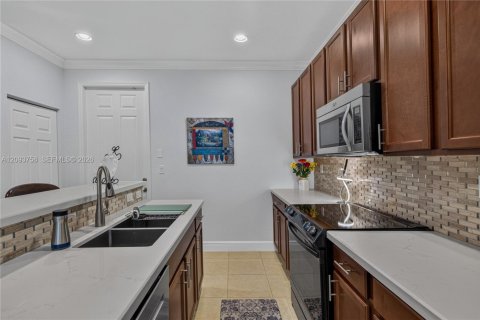 Townhouse in Pembroke Pines, Florida 3 bedrooms, 215.53 sq.m. № 2382819 - photo 15